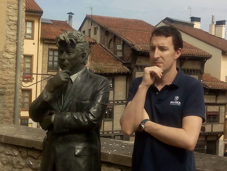 Escultura-Ken-Follet-Vitoria