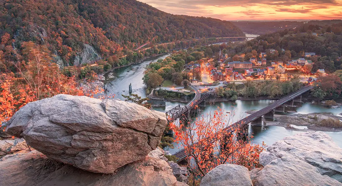 Vista de Harpers Ferry y sus puentes desde un mirador