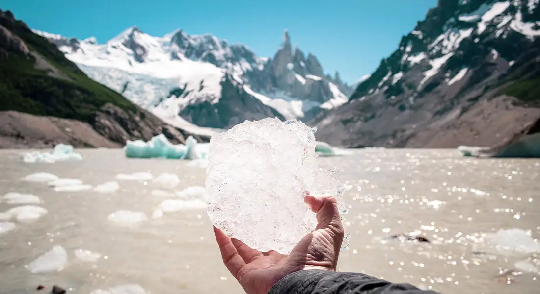 Fragmento de hielo frente a Laguna Torre y su entorno glaciar