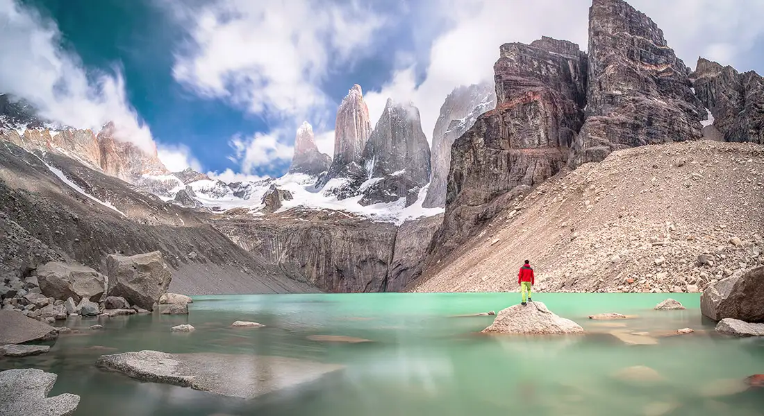 Laguna al pie del Mirador Base de las Torres en Torres del Paine