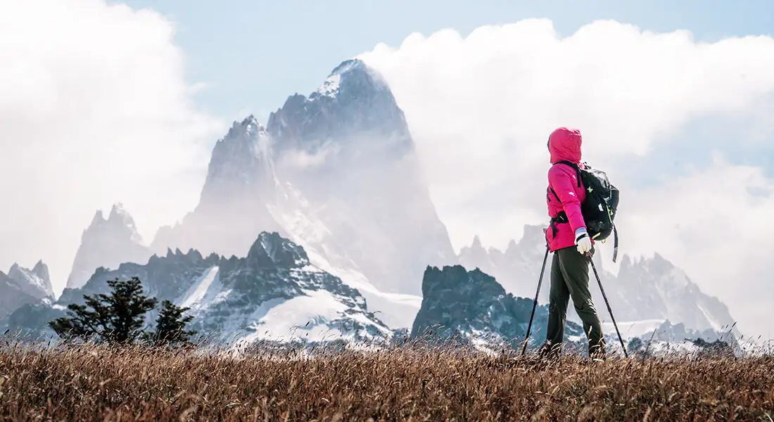 Senderista con mochila frente al Fitz Roy en El Chaltén