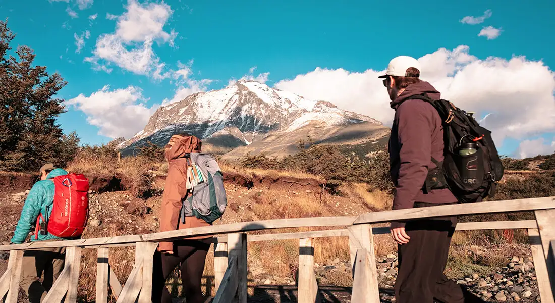 Viajeros caminando por una pasarela en Torres del Paine, Chile