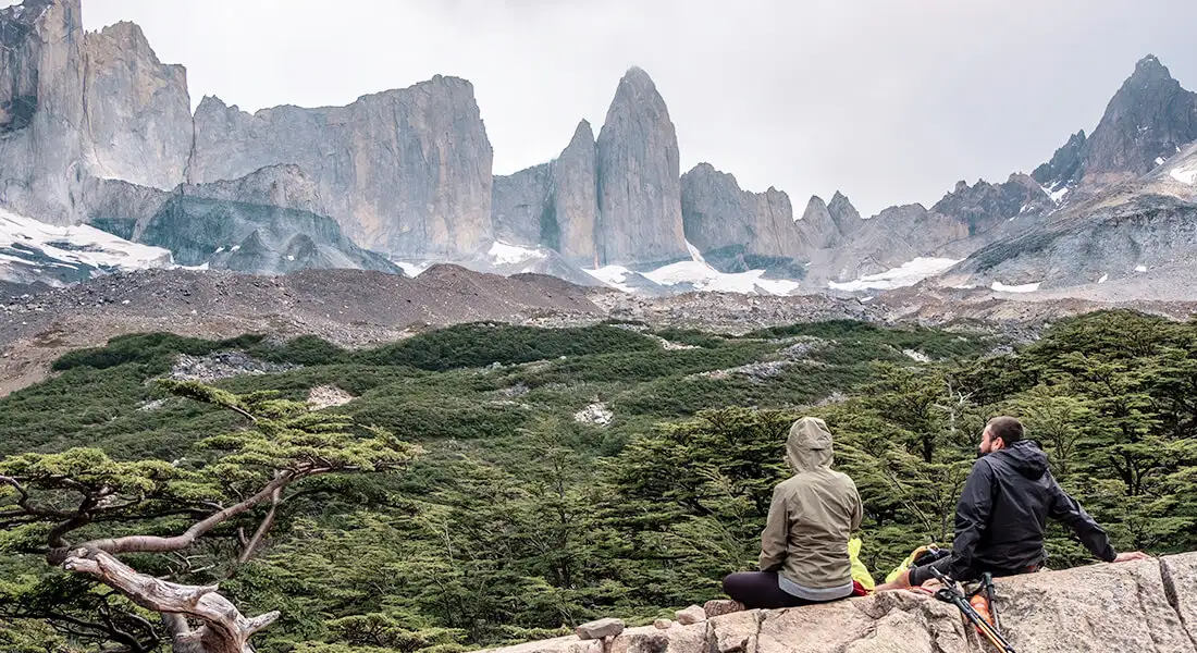 Senderistas contemplando las montañas del circuito W de Torres del Paine