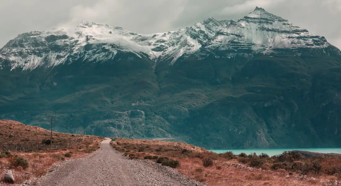 Lago rodeado de montañas nevadas