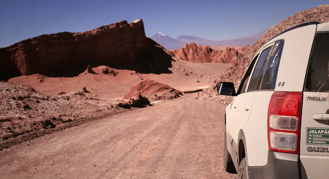 Vehículo en un camino de tierra