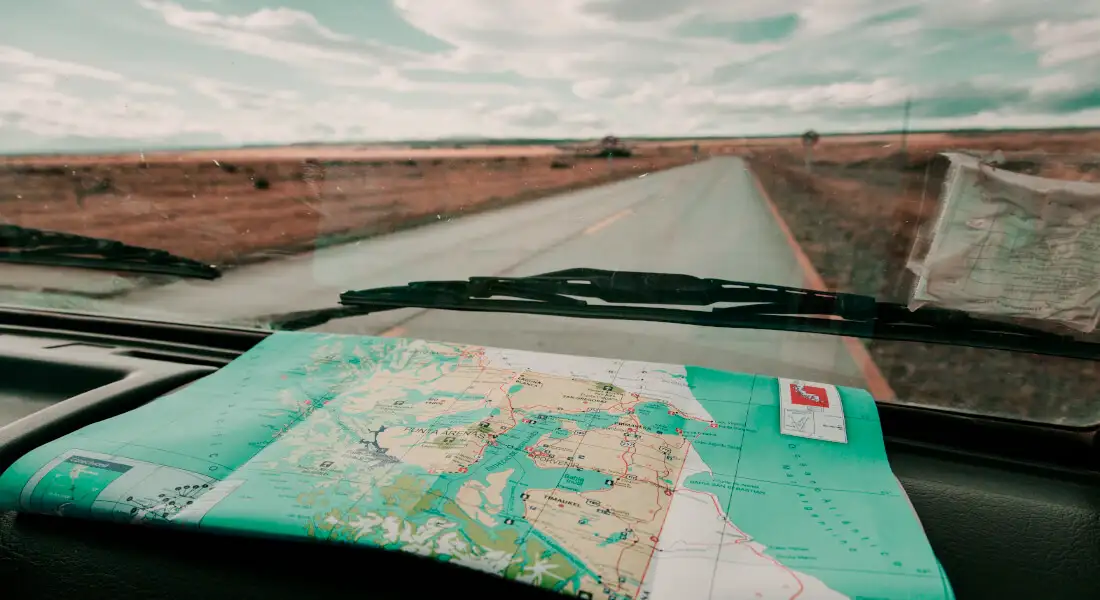 Mapa sobre el salpicadero durante un viaje por carretera