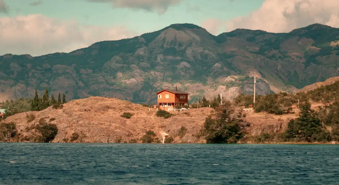 Alojamiento junto al agua y las montañas