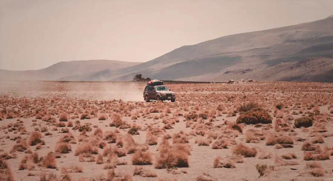 Coche en un camino entre montañas
