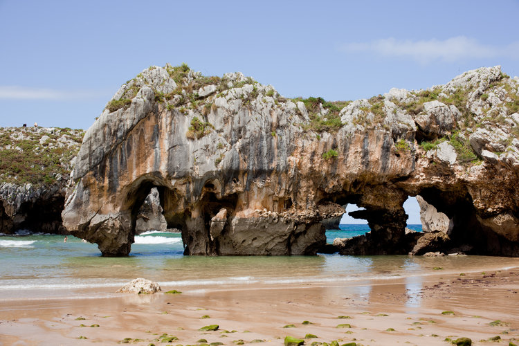 5. Playa de Cuevas del Mar (Llanes)