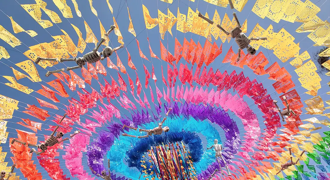 Guirnaldas de papel picado de colores sobre una calle
