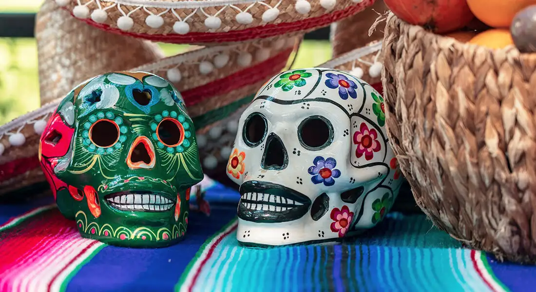 Calaveras decoradas con motivos florales de colores