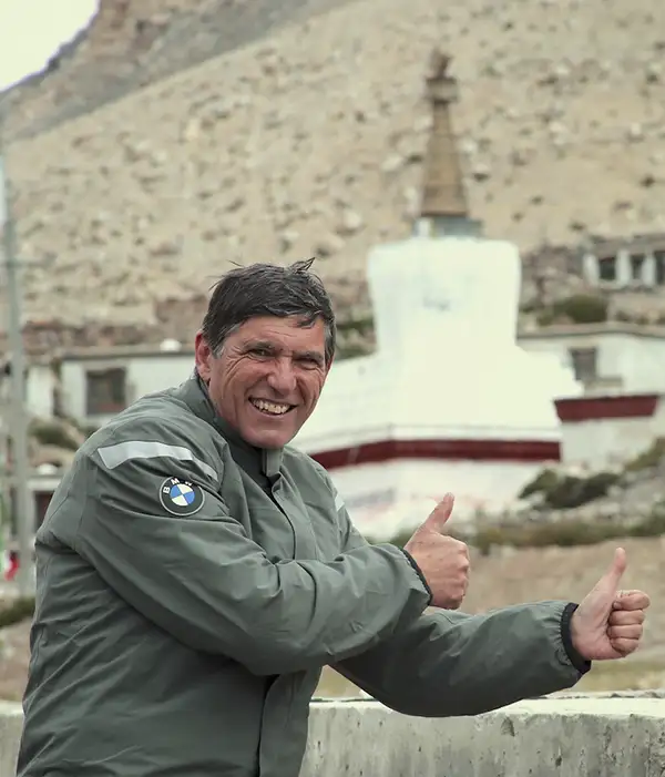 Motociclista, viajero y narrador de aventuras