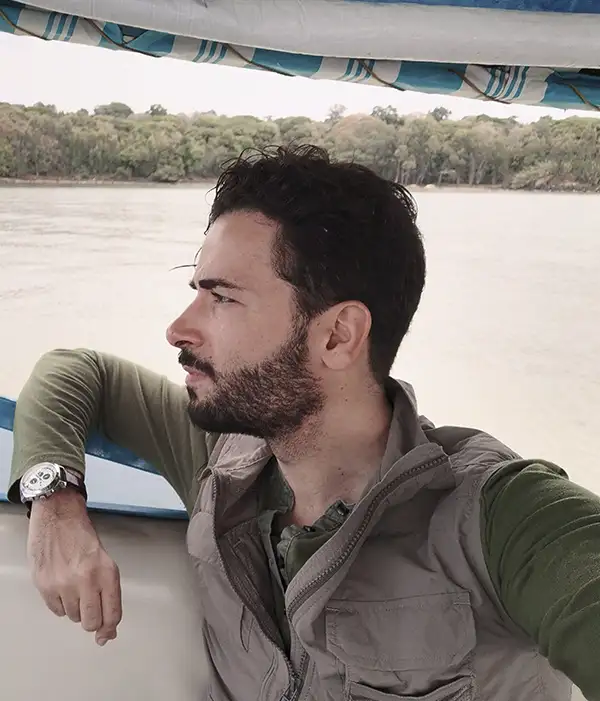 Viajero incansable, investigador de campo y fotógrafo.