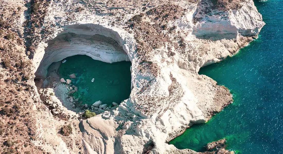 milos-playas-accesibles-barco.webp - Pangea Viajes