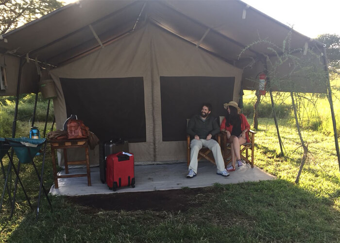 Safari en el serengeti durmiendo en kati kati