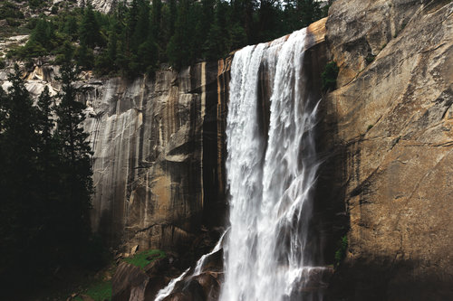 3. Bajo las cascadas de Yosemite