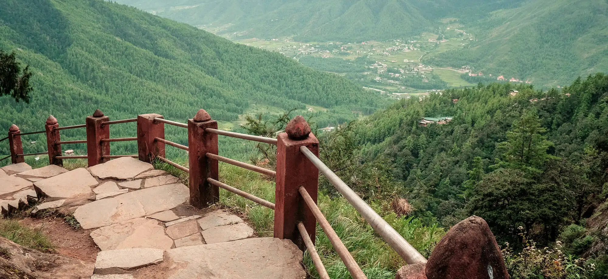 image-viajar-a-butan-monasterio-de-taktshang-g3.webp - Pangea Viajes