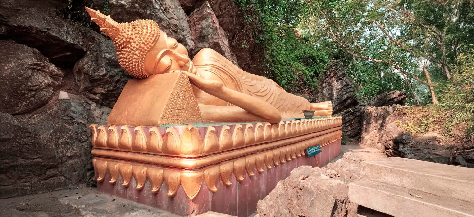 image-viajar-a-laos-templo-wat-xieng-thong-g-2.webp - Pangea Viajes