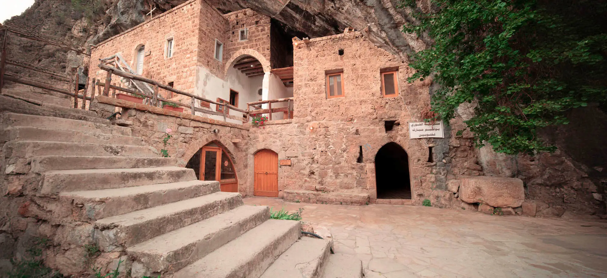 image-viajar-a-libano-valle-de-kadisha-g-1.webp - Pangea Viajes