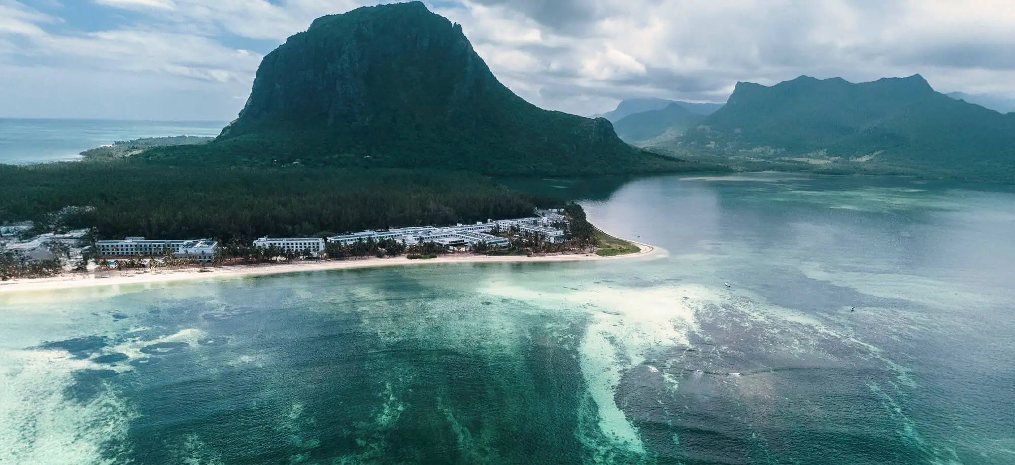 image-viajar-a-mauricio-cascada-submarinag-g-2.webp - Pangea Viajes