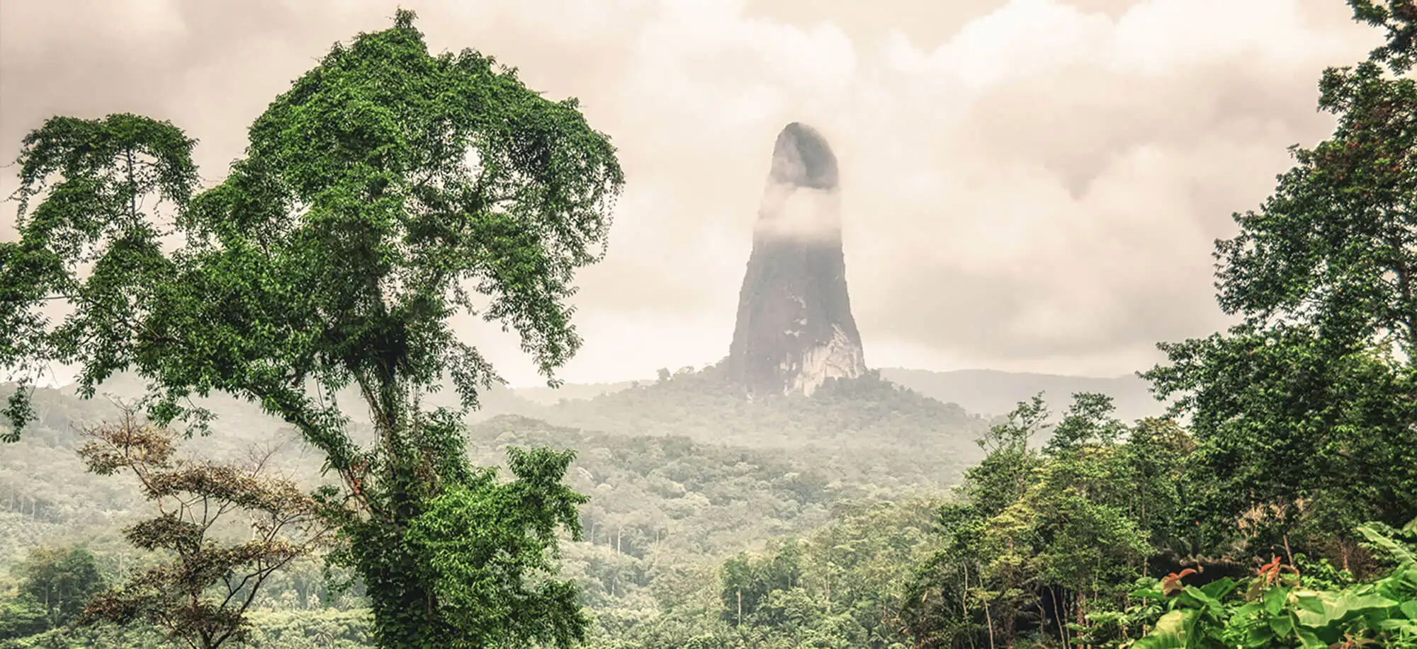 image-viajar-a-santo tome y principe-pico cao grande-g-2.webp - Pangea Viajes