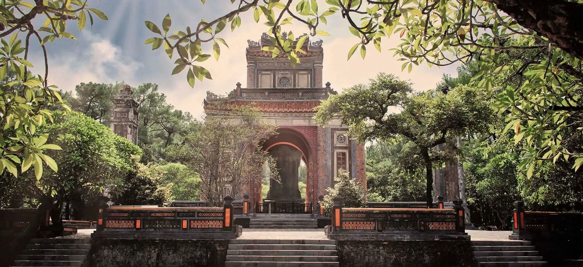 image-viajar-a-vietnam-ciudadela-imperial-de-hue-g2.webp - Pangea Viajes