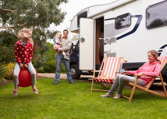 familia disfrutando de su viaje en autocaravana en Estados Unidos