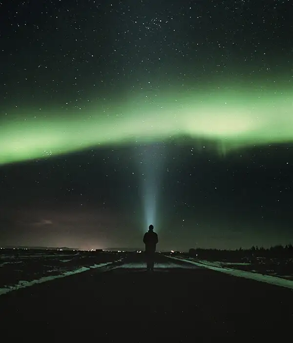 viaje-aurora-boreal-linterna.webp - Pangea Viajes