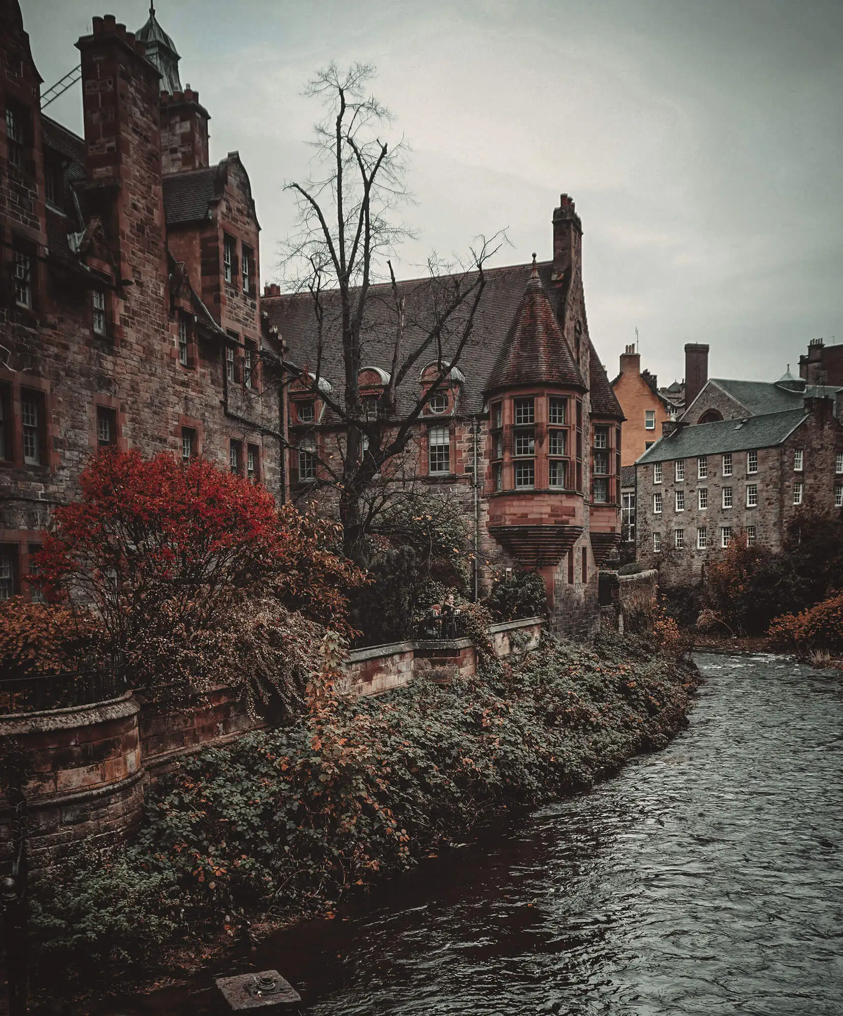 viaje-autora-edimburgo-casas-rio-otono-ciudad.jpg - Pangea Viajes