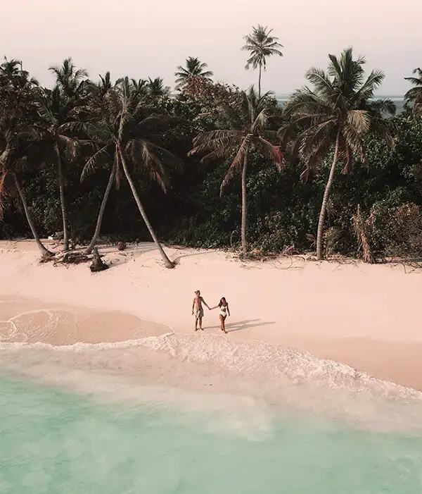 viaje-novios-maldivas-pareja-playa.jpg