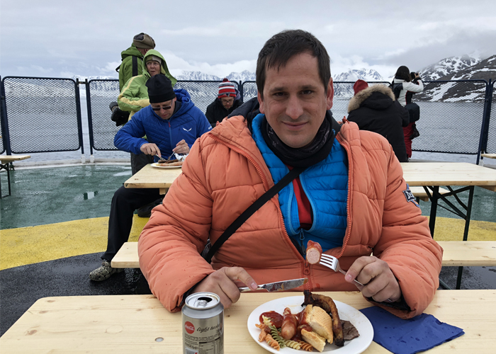 Sele comiendo en el barco en su viaje a Svalbard